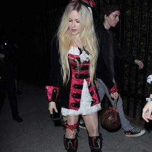 Avril Lavigne Naked Celebrity Pic sexy 003 