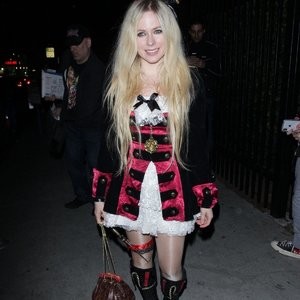 Avril Lavigne Naked Celebrity Pic sexy 006 