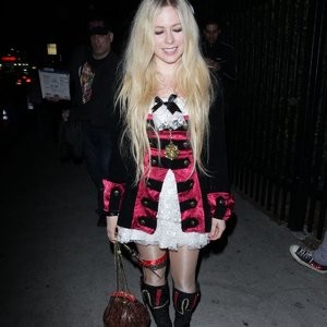 Avril Lavigne Hot - Celeb Nudes