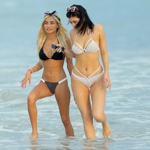 Kylie Jenner Hot Naked Celeb sexy 002 