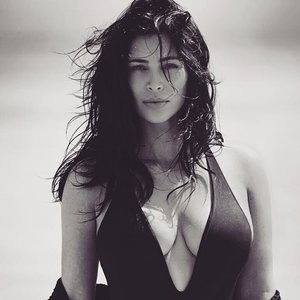 Cleavage pics of Kim Kardashian - Celeb Nudes