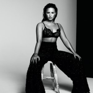 Demi Lovato Nude Celebrity Picture sexy 007 