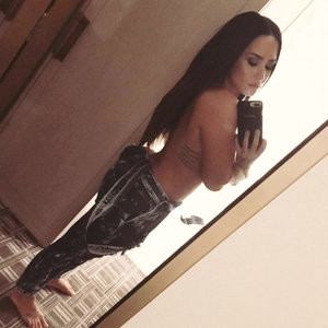 Demi Lovato Famous Nude sexy 002 