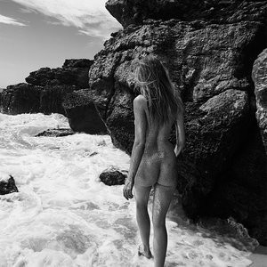 Dioni Tabbers Nude Celeb Pic sexy 003 