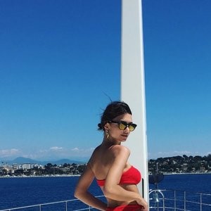Emily Ratajkowski Looks Luxurious In Red – Celeb Nudes