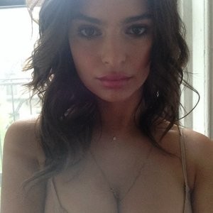Emily Ratajkowski Celeb Nude sexy 013 