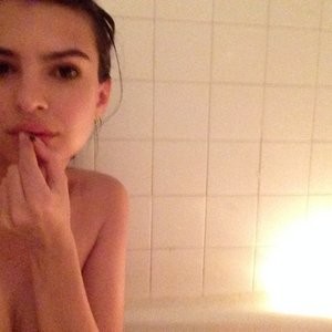 Emily Ratajkowski Famous Nude sexy 081 