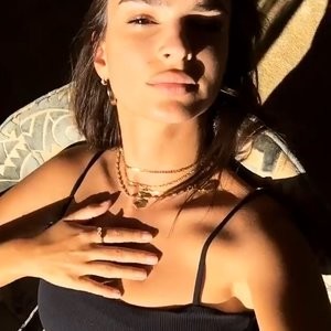 Emily Ratajkowski Celeb Nude sexy 002 
