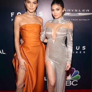 Kylie Jenner & Kendall Jenner Sexy – Celeb Nudes