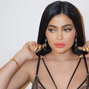 Kylie Jenner Promising Hot Pictures Tomorrow – Celeb Nudes