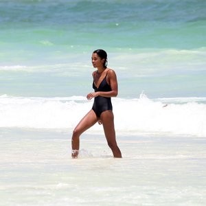 Alycia Debnam-Carey Celebrity Nude Pic sexy 012 