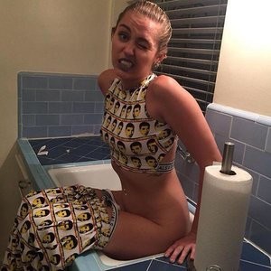 Miley Cyrus Celebrity Leaked Nude Photo sexy 001 