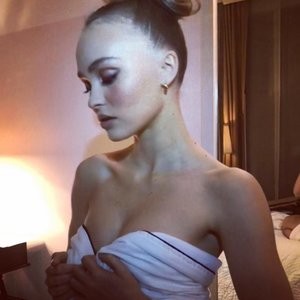 Lily-Rose Depp Famous Nude sexy 003 