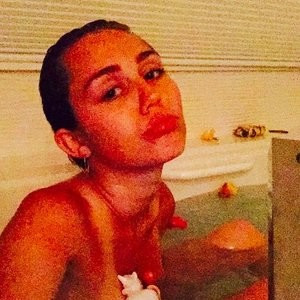 Miley Cyrus Nude Celebrity Picture sexy 002 