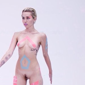 Miley Cyrus Nude Celebrity Picture sexy 001 