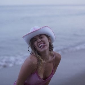 Miley Cyrus Sexy – Celeb Nudes