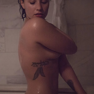 Demi Lovato Hot Naked Celeb sexy 004 