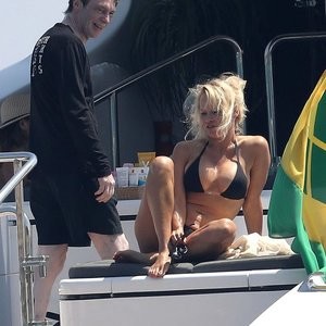 Pamela Anderson Naked Celebrity sexy 016 