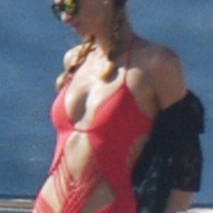 Paris Hilton Famous Nude sexy 004 