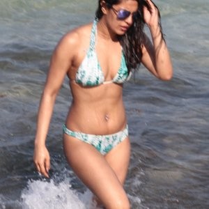 Priyanka Chopra Caught Looking Hot On A Beach – Celeb Nudes