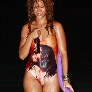 Rihanna Nude Celeb Pic sexy 055 