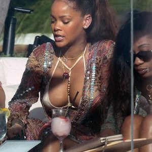 Rihanna Naked celebrity picture sexy 002 