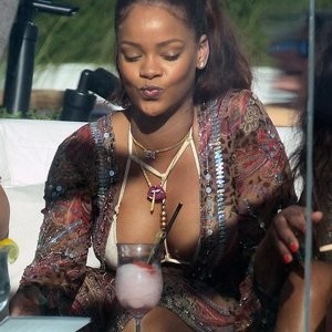 Rihanna Celeb Nude sexy 014 