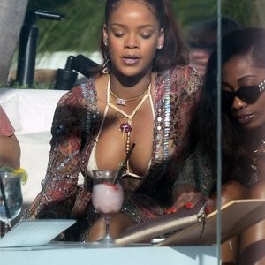 Rihanna Sexy Photos - Celeb Nudes