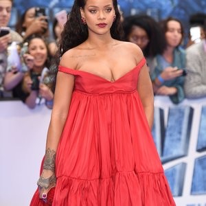 Rihanna Naked Celebrity Pic sexy 011 