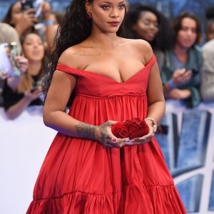 Rihanna Naked Celebrity Pic sexy 013 