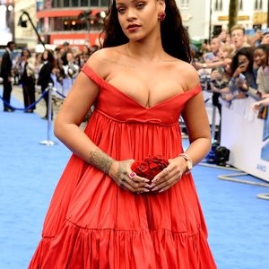 Rihanna Celebrity Nude Pic sexy 024 
