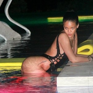 Rihanna Celebs Naked sexy 003 