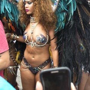 Rihanna Naked celebrity picture sexy 004 