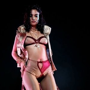 Shanina Shaik Famous Nude sexy 004 