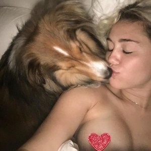Topless Photo of Miley Cyrus - Celeb Nudes